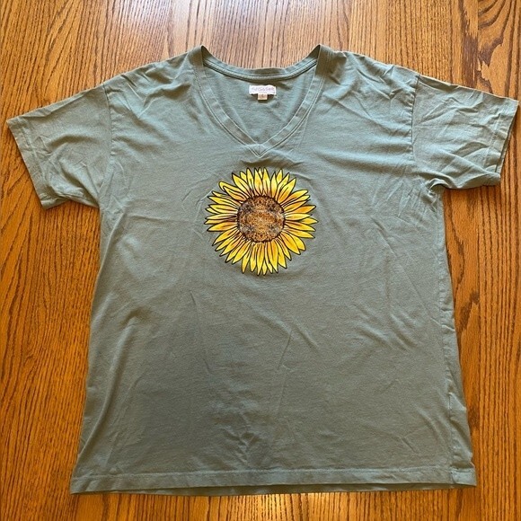 Full Circle Trends Sunflower Graphic V Neck Tee - Picture 3 of 12